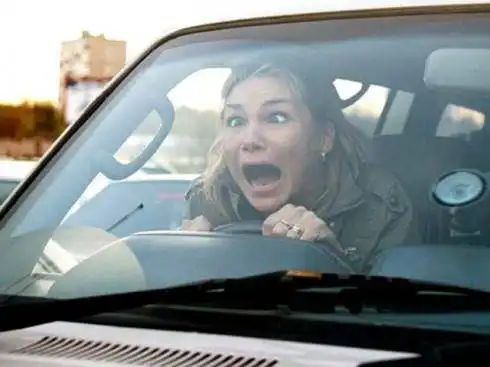 dieta y conductora conduce tu vehículo por el camino correcto y fíjate en las señales